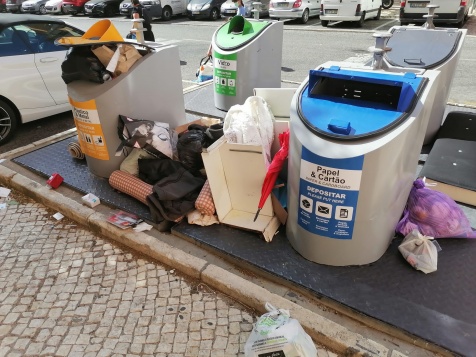 Em Fitares, como em tantas zonas do concelho, a recolha de lixo continua a ser insuficiente 